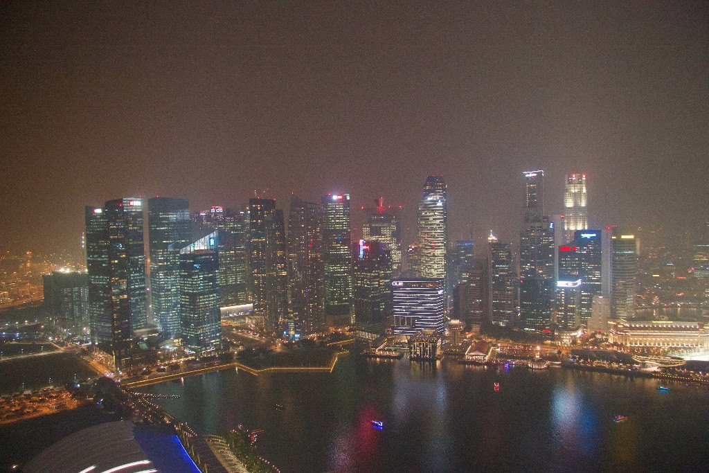 Singapores skyline sett från Marina bay sands