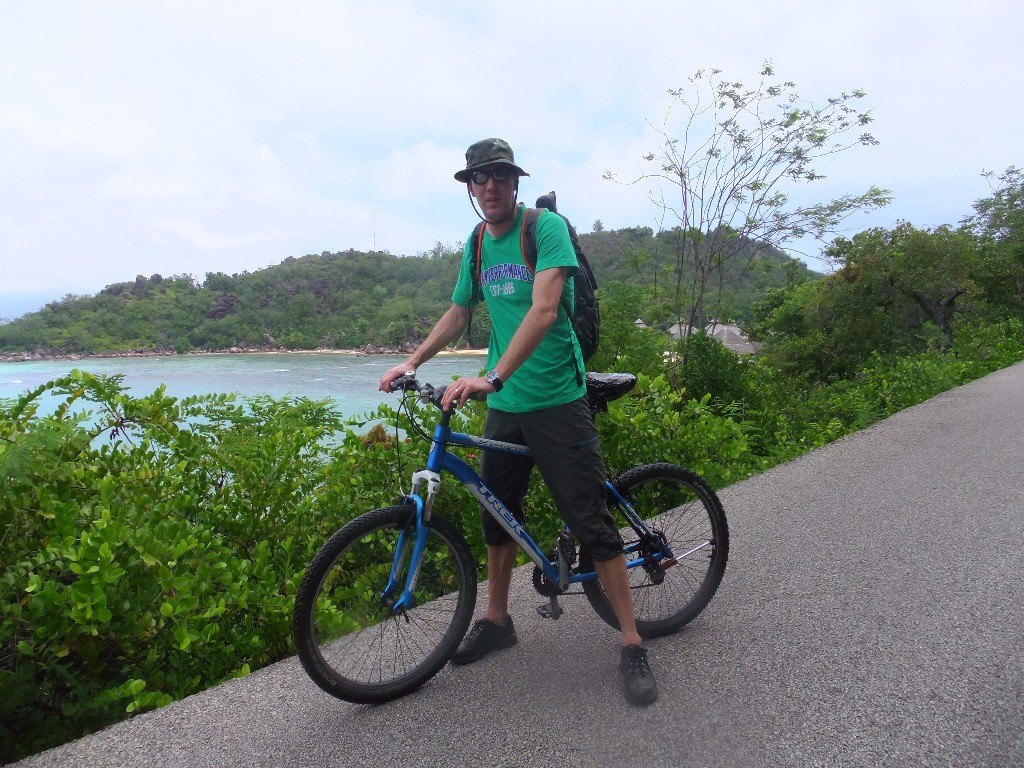 På cykel på Praslin Seychellerna