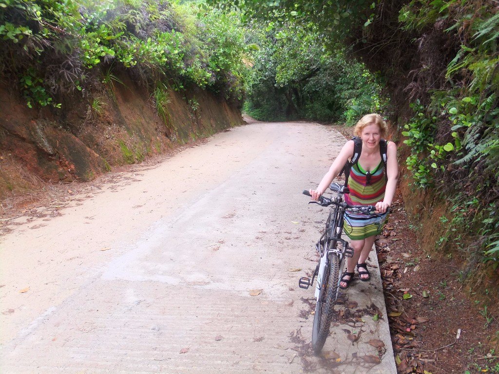 På cykel på Praslin Seychellerna