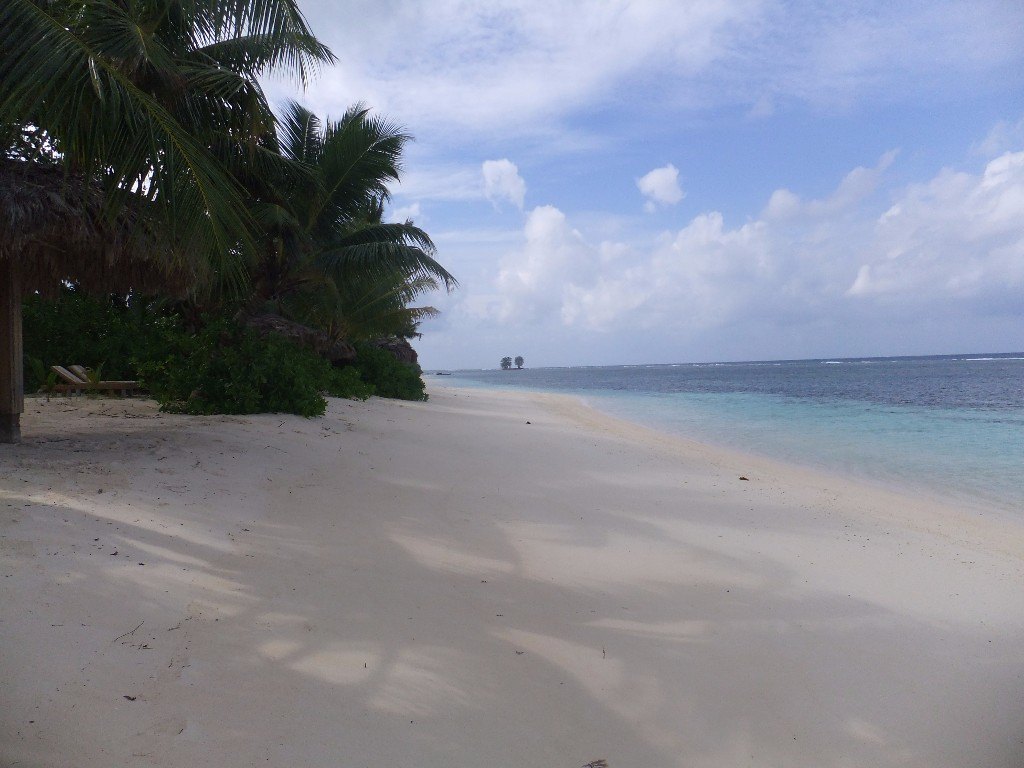 Stranden vid vårt hotell Le Repaire La Digue Seychellerna