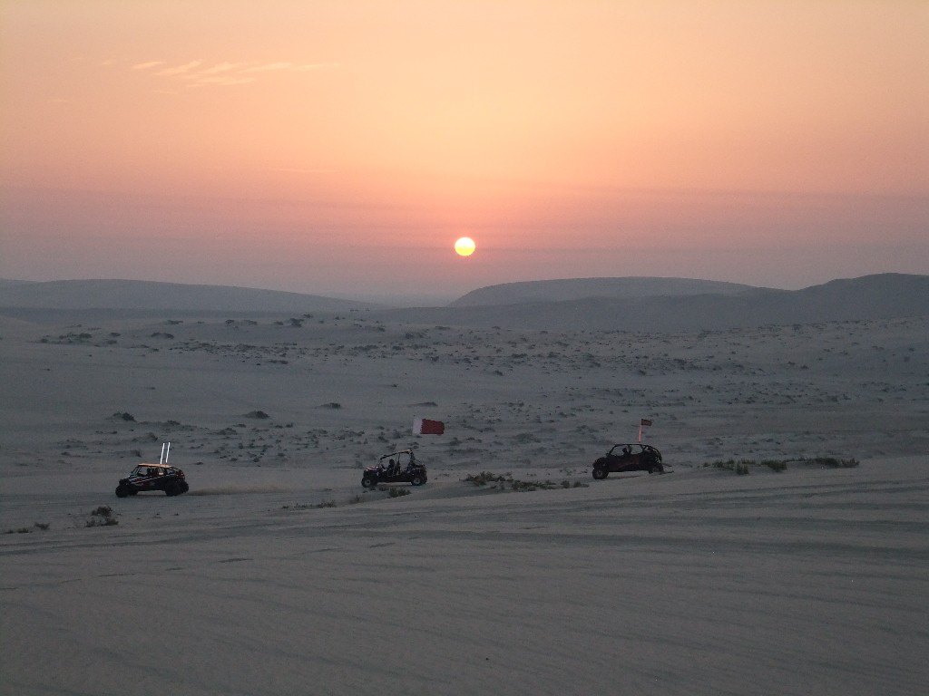 Jeepar i solnedgången i Qatar