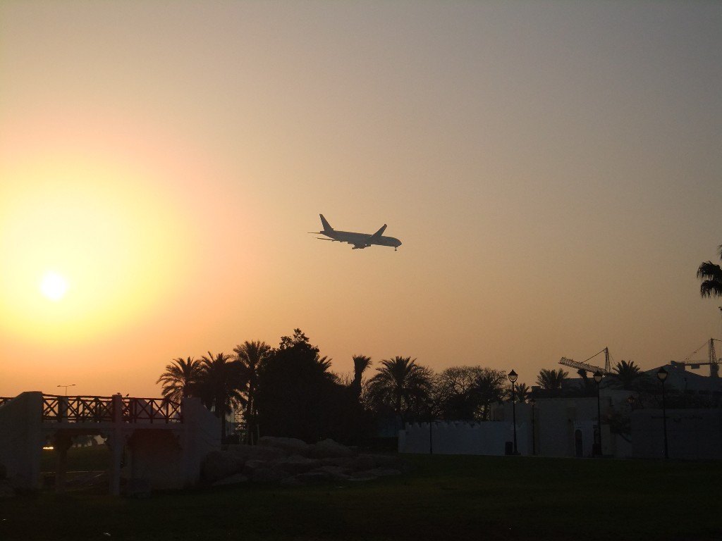 flygplan på väg in emot Dohas flygplats Qatar