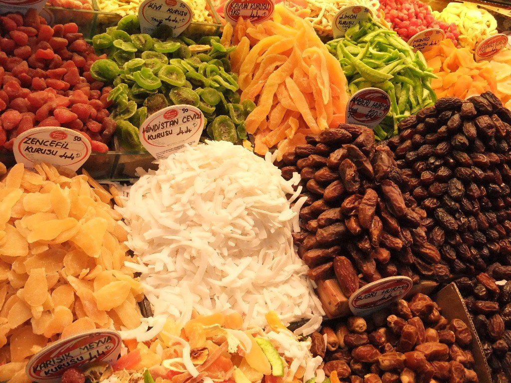 Torkad frukt i Grand Bazar i Sultanhamet i Istanbul Turkiet - favoritländer