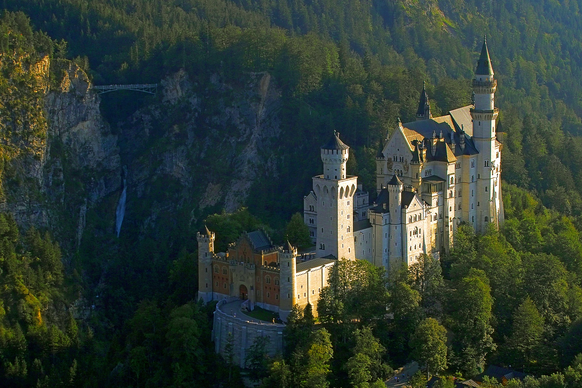 Neuschwanstein castle. Замок Нойшванштайн Schloss Neuschwanstein. Замок Людвига 2 Нойшванштайн. Шлосс Нойшванштайн. Средневековый замокнойванштайн.